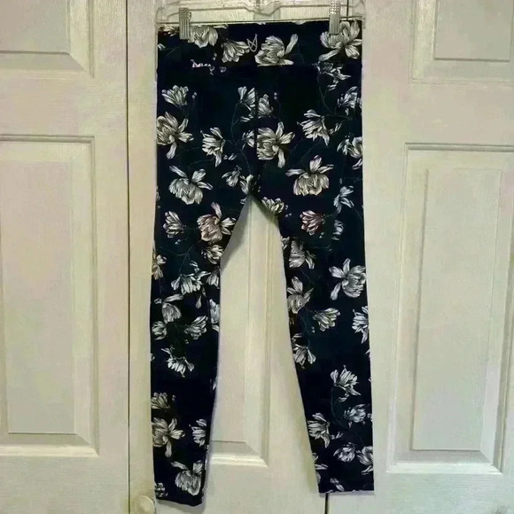 MinkPink Move Size Small Leggings - Picture 2 of 2